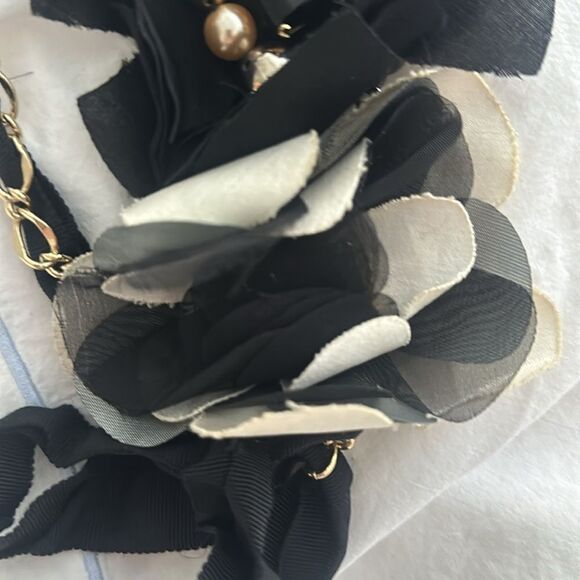 💜 Kate Spade Silk Flowers with Pearl Detail Statement Necklace - Picture 5 of 5